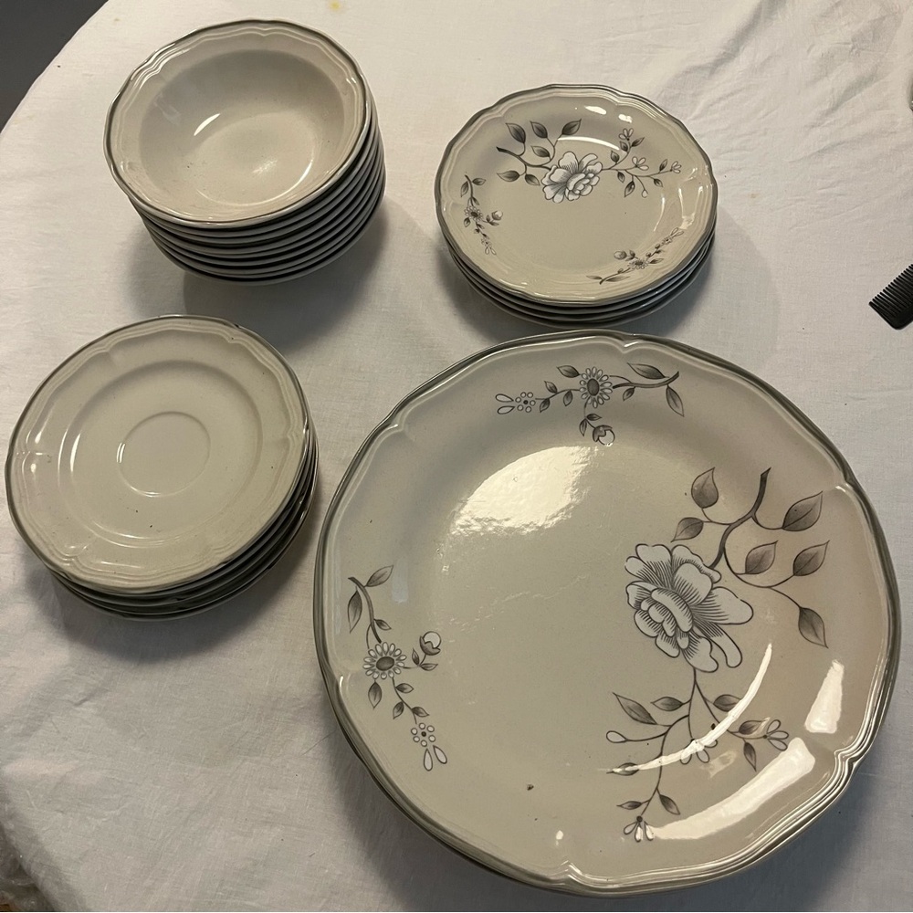 22  pc 1965 Stoneware  Vintage Classic Floral Dinnerware Set - White and Gray